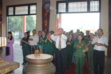 Các cô chú Cựu Thanh niên Xung phong tỉnh thăm, dâng hương tại Trung tâm Văn miếu Trấn Biênxd.JPG