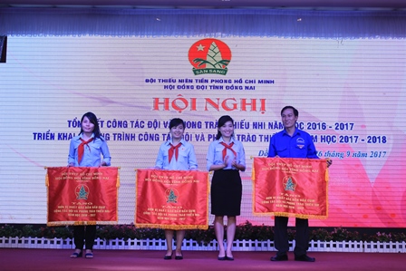 Dc Hồ Hồng Nguyên - Phó Bí thư Tỉnh đoàn , Chủ tịch Hội đồng Đội tỉnh trao cờ thi đua cho 3 đơn vị dẫn đầuđff.JPG