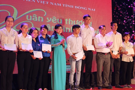 Nguyễn Cao Cường - Phó Ban Dân vận Tỉnh ủy trao học bổng rockstom cho các bạn sinh viên có hoàn cảnh khó khăn.JPG