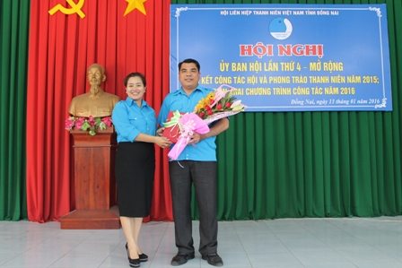 chị Nguyễn Thanh Hiền tặng hoa cảm ơn anh Nguyễn Cao Cường đã đóng góp công tác Hội thời gian qua.JPG