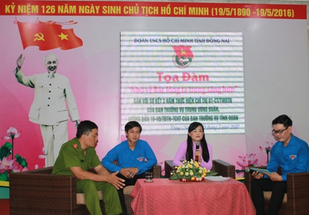 các đại biểu giao lưu tại tọa đàm.JPG