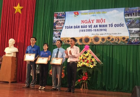 d.c Nguyen Minh Hieu - Pho Bi thu Thanh Doan tang giay khen cho cac tap the.jpg