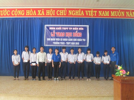 d.c Nguyen Thi Thanh Thuy - Bi thu Thanh doan trao hoc bong cho cac em truong THCS-THPT Truong SON Tay.JPG