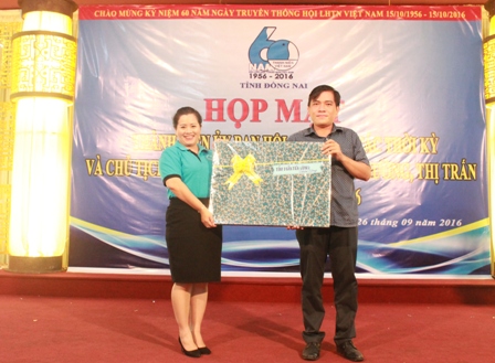 giao lưu, tặng quà  lưu niệm giữa Hội LHTN Việt Nam tỉnh Đồng Nsi và Tiền Giang.JPG