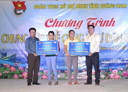 hinh 3Anh Quang (bên phải) tặng 02 bộ đàm ICOM và 10 tủ thuốc cho Ngư dân xã đảo Tam Hải, huyện Núi Thành, tỉnh Quảng Nam.jpg