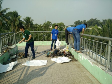 thu  gom rác thải tại cầu Suối Linh.jpg