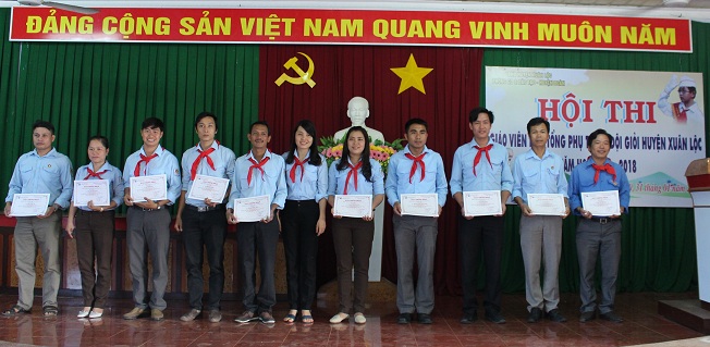 Đ.c Nguyễn Thị Thủy - chủ tịch Hội đồng Đội trao giấy chứng nhận cho 34 Giáoên TPT giỏi huyện.JPG