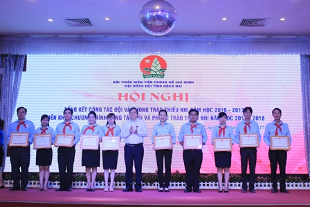 Đ.c Đào Đức Trình - Phó Giám đốc Sở GD-ĐT tặng bằng khen các thí sinh đạt giải cao Hội thi thắm sắc khăn hồng.JPG