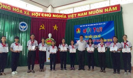 Đc Hoàng Đình Thuyết - PCT Hội đồng Đội lên trao khen thưởng.jpg