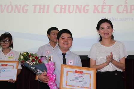 Đc Hồ Hồng Nguyên – Phó Bí thư Tỉnh Đoàn tặng Giấy khen cho 05 thí sinh đạt giải.JPG