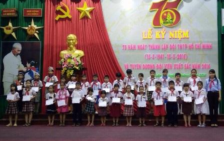 Đc Nguyễn Thị thủy - Chi tịch hội đồng  đội huyện tặng học bổng cho các em học sinh.jpg