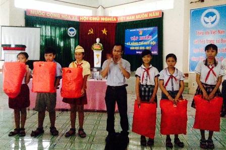 Đc Pham Thanh Kiên - Bí Thư Huyện đoàn tặng quà cho các em tham gia tap huan.jpg