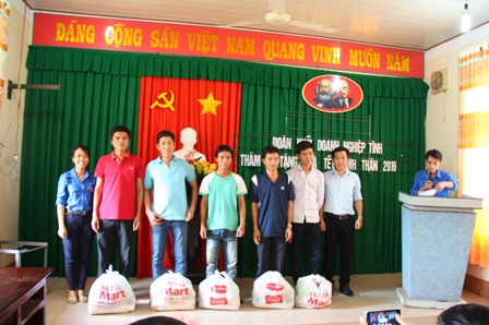 Đoàn khối Doanh nghiệp tặng quà Tết cho ĐVTN tại xã Phú Lộc, huyện Tân Phú.JPG