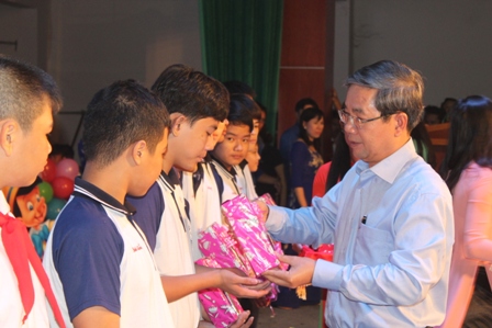 đc Nguyễn Quốc Hùng - Phó Chủ tịch tỉnh Đồng Nai tặng quà các cháu có hoàn cảnh khó khăn.JPG
