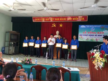 đồng chí Lê Ngọc Tiên trao giấy khen cho các tập thể có thành tích xuất sắc trong hoạt động hè 2017.jpg