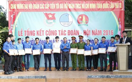 đồng chí Lê Quang Vinh - Trưởng BTCKT trao giấy khen cho các cá nhân.jpg