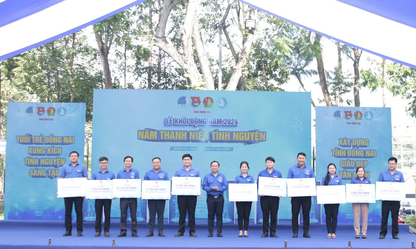 2. Bí thư Tỉnh đoàn Nguyễn Minh Kiên trao tặng nguồn lực cho các đơn vị.JPG