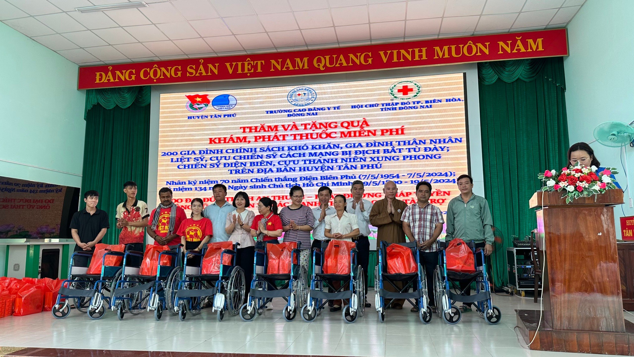 Trao tặng quà và xe lăn cho gia đình các chiến sỹ Điện Biên, cựu TNXP tham gia chiến dịch Điện Biên trên địa bàn huyện.jpg
