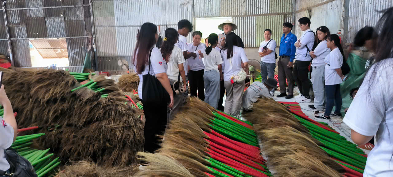 các du học sinh đang nghe hướng dẫn về việc làm chổi đót.jpg