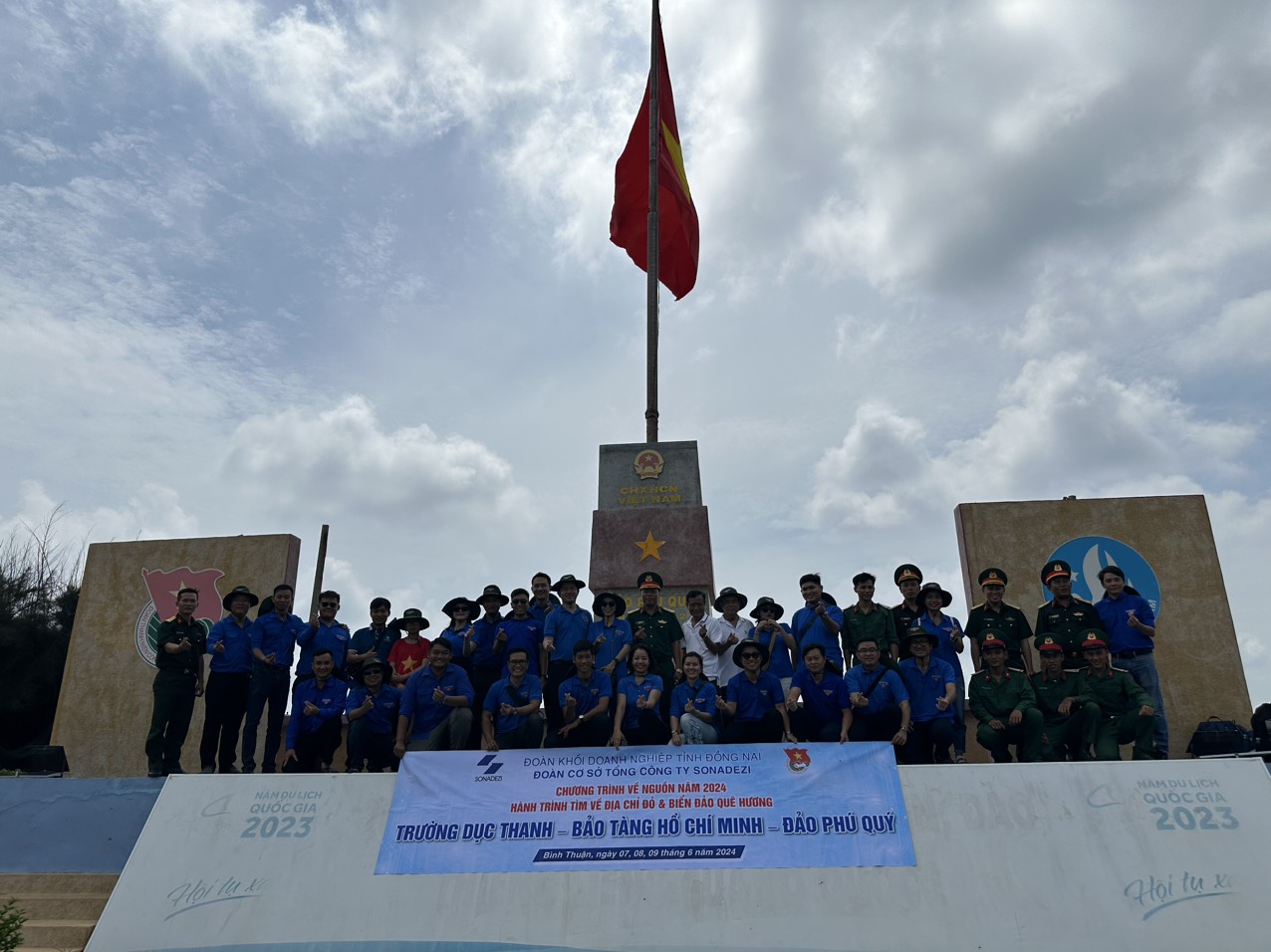 Đoàn đến thăm tại cột cờ Đảo Phú Quý.jpg