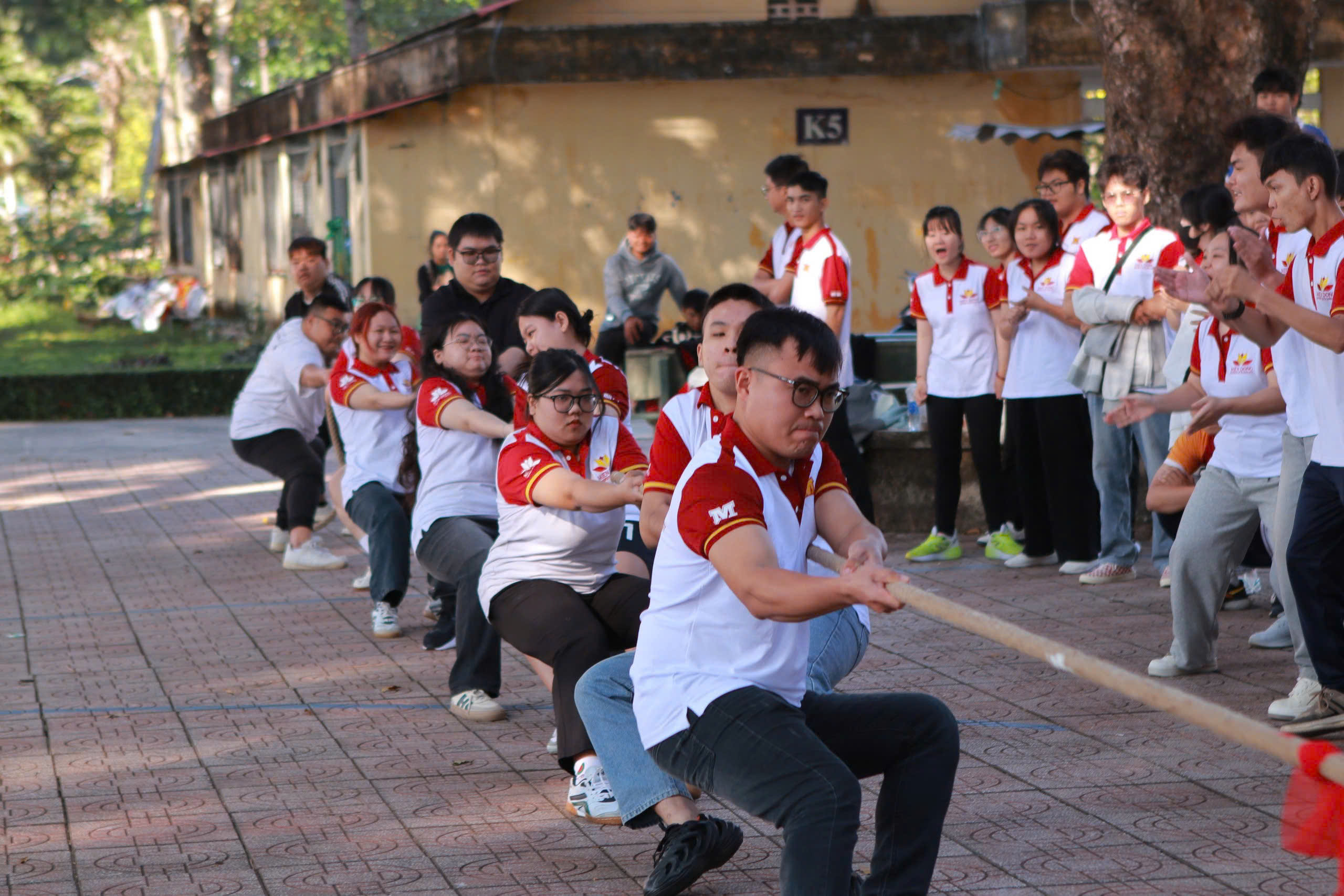 Các vận động viên thi môn kéo co.jpg