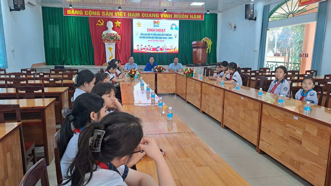 Hình 3. Đại biểu tham dự buổi sinh hoạt Câu lạc bộ.jpg