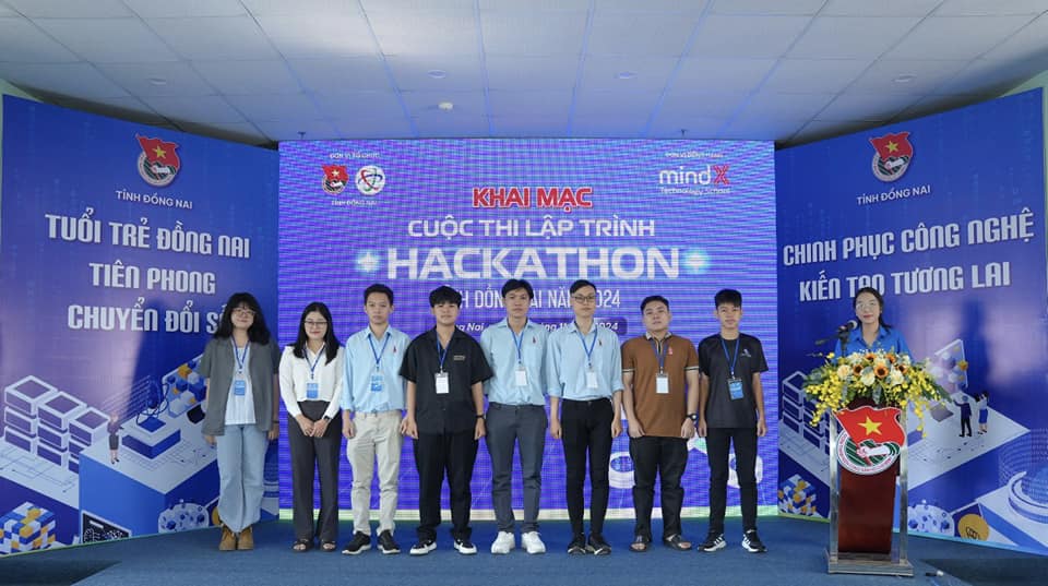 Đồng chí Phạm Thị Thu Thảo (Thứ hai từ trái qua) tham gia Cuộc thi lập trình Hackathon tỉnh Đồng Nai lần thứ I năm 2024.jpg