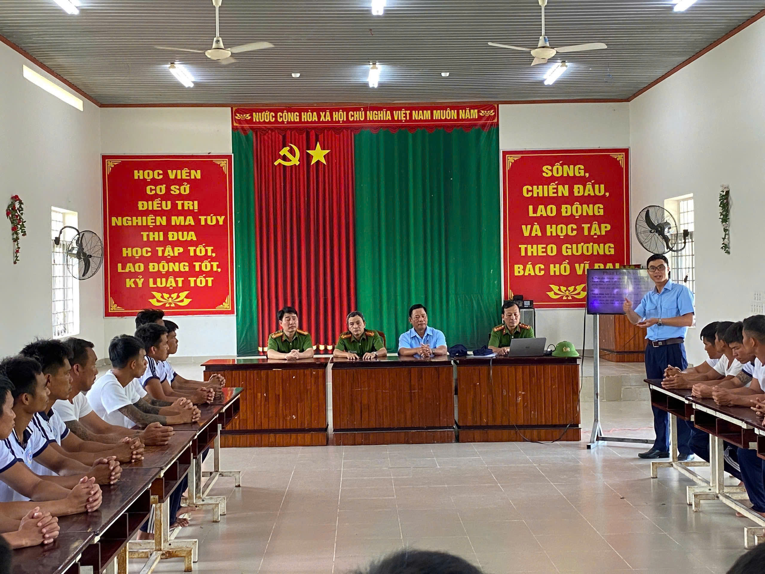 Đồng chí Lê Đình Hoàng, trình bày tại lớp học cho các bạn điều trị tại Cơ sở điều trị nghiện ma túy số 1.jpg