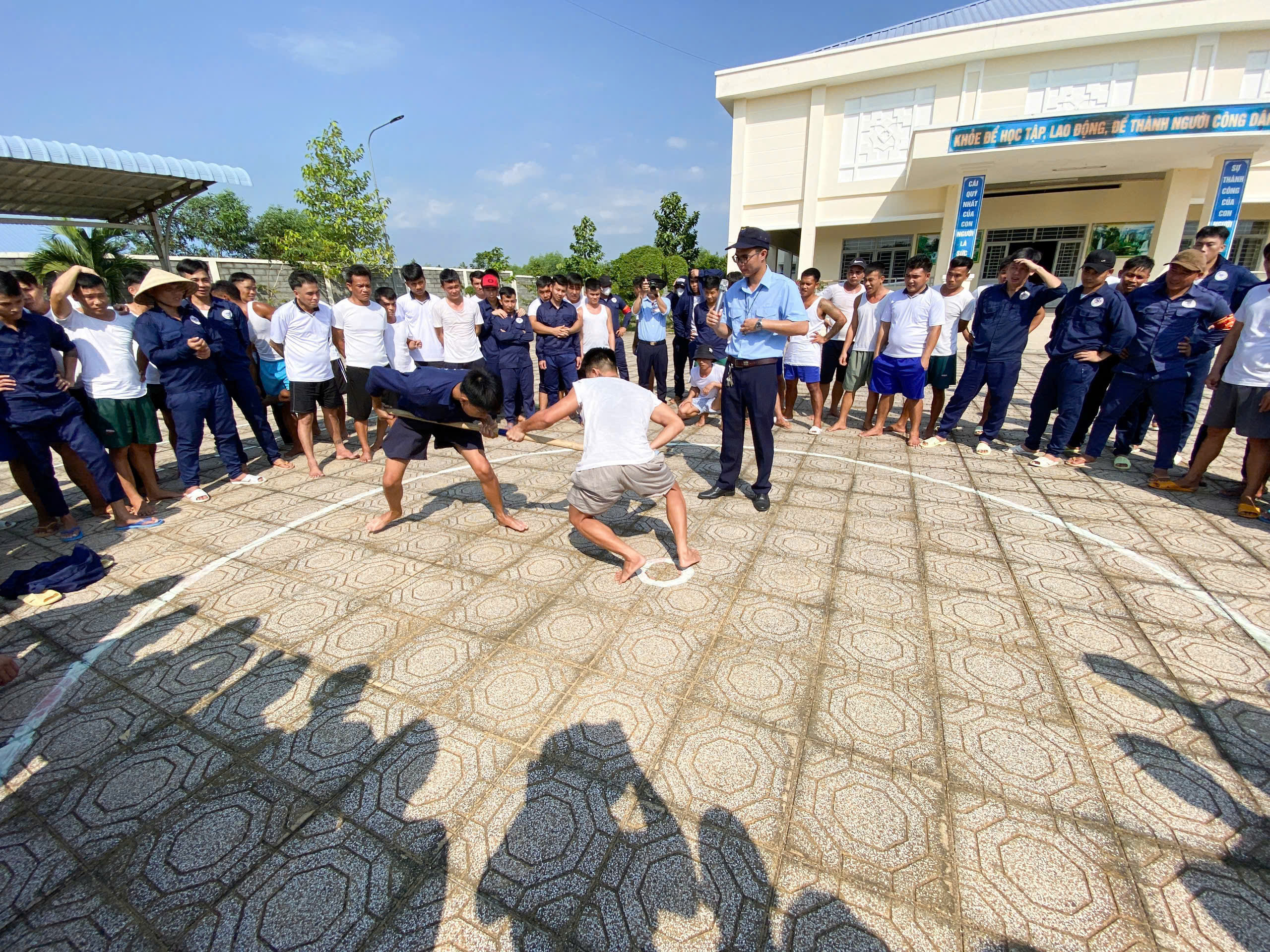 Đồng chí Lê Đình Hoàng, tổ chức thi đấu môn đẩy gậy cho các bạn điều trị tại Cơ sở điều trị nghiện ma túy số 1.jpg